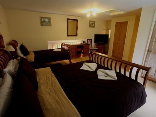 Stable Court Hotell Holt  Eksteriør bilde