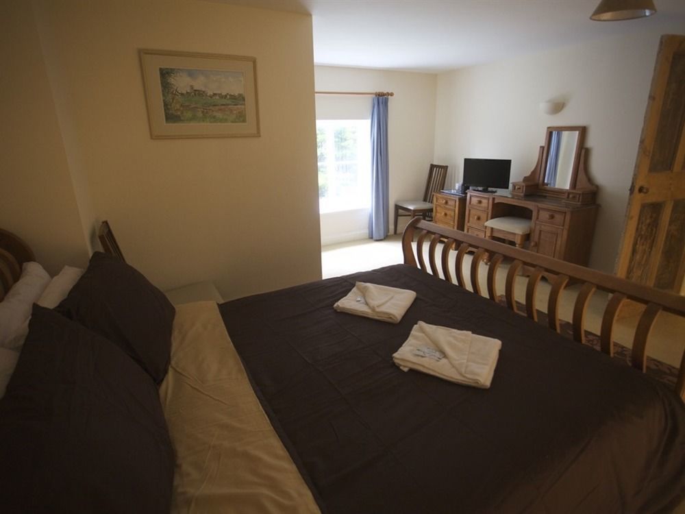 Stable Court Hotell Holt  Eksteriør bilde